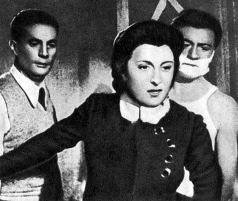 'Рим - открытый город'. Реж. Р. Россе л лини. (В центре - актриса А. Маньяни.) 1945